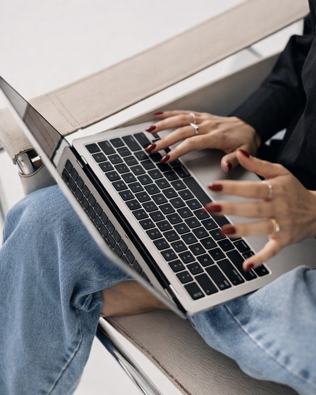 mujer trabajando en su macbook
